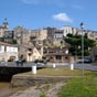 Ville basse de Bourg-sur-Gironde : beau lavoir du XIX�me si�cle au port.