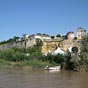 La charmante ville de Bourg-sur-Gironde comprend deux niveaux : au bord du fleuve, la ville basse (photo suivante), et sur la falaise la ville haute et ses remparts. Il reste trois portes des anciennes fortifications d�truites au XIX�me si�cle, la plus spectaculaire �tant la porte Batailleyre, en partie taill�e directement dans le rocher.