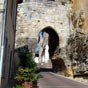 Porte de la Mer ou du Port, et son �cusson anglais; reste de l'enceinte fortifi�e.