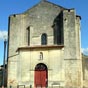 Le style dominant de cette �glise (ici photo de la fa�ade) fortifi�e est roman. Son clocher massif � base carr�e est imposant. L'�difice poss�de de beaux vitraux et un buffet d'orgue remarquable. 