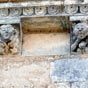 Comme beaucoup d'autres, l'glise est ferme la plupart du temps, mais le plerin de passage est toujours salu par les modillons irrvrencieux qui ornent l'extrieur de l'difice. Les postures sont provocantes, mais le clin d'oeil du sculpteur nous rend ce lointain artiste bien proche.