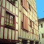 Faade dun difice du Petit Bayonne. Appel galement Bourg Neuf, le Petit Bayonne est un quartier populaire et actif, qui fut concd aux vques en 1152 comme zone franche.