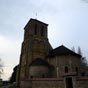 Saint-Pierre-les-Etieux : L'glise Saint-Pierre a t difie au cours de la premire moiti du XIIe sicle. Situ au sud du chur, l'oratoire daterait du XIe sicle. Le clocher tait compos d'une tour carre divise en 4 tages surmonte d'une longue flche qui dominait  prs de 50 mtres et qui s'est effondre au dbut du xxe sicle. Une maquette reconstituant l'ensemble est visible  l'intrieur de l'glise. 