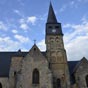 Charenton du Cher : L'glise romane Saint-Martin a gard sa nef, vote en berceau lambris et son chur de la fin du XIe sicle encadrs par le clocher coiff d'une flche octogonale couverte d'ardoises et les chapelles du XVe au XIIe sicle.