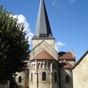 Saint-Amand-Montrond : L'glise Saint-Amand (XII-XIIIe). Le style,  la fois roman et gothique de l'glise, est d  la confrontation de deux cultures, celle du nord de l'Aquitaine et celle du sud de l'Ile de France. Elle dgage un charme mdival rehauss d'une dcoration aux tons arabo-espagnols qui rappelle qu'elle tait place sur le chemin du plerinage de Compostelle.