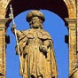 Compostelle, Cath�drale : Saint Jacques est repr�sent� en p�lerin. A partir du XVI� si�cle, de plus en plus, saint Jacques figure en habits de p�lerin de cette �poque  avec toutes ses caract�ristiques vestimentaires : la p�lerine, le chapeau � bords relev�s frapp� de la coquille, la besace et le bourdon, CF .