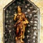 Ostabat (Saint Palais-Ostabat) : charmante statue expos�e dans une niche.