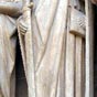 Paris, portail de la cath�drale Notre-Dame : les attributs du p�lerin et le glaive du martyre de saint Jacques coexistent.