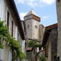 Ruelle  Saint-Bertrand de Comminges avec la tour-clocher de la cathdrale.
