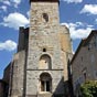 De l'glise romane primitive, il ne reste que le portail et le puissant clocher-porche qui servait de donjon au Moyen Age.