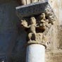 Des dompteurs plongent leurs mains dans la gueule du lion.