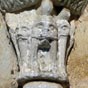  Deux ttes de lion. De la gueule de l'un d'eux ressortent deux pattes.