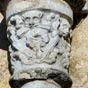  La corbeille est cylindrique. Des ttes de lions laissent tomber des lianes qui se courbent et se croisent.