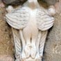 Un chapiteau assez mdiocre invent dans les annes 1960 lors d'une restauration. L'original, retir au sicle dernier, serait au muse des Beaux-Arts dAgen. Il figure un homme et une femme enlacs