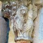 Mme chapiteau que le prcdent:Trois oiseaux  figure humaine, trois ttes dhommes et mufles de lions.