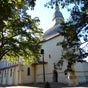 L'glise Saint Paul est situ au sein d'un espace verdoyant et reposant.