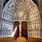 Le portail des aptres se situe  l'intrieur mme de la cathdrale de Dax.  Magnifiquement dcor, le portail des Aptres constitue lunique lment de ldifice gothique encore prsent sur la cathdrale Notre-Dame de Dax.Trs imposant, le portail mesure 12 mtres de haut et 8 mtres de large.  En son centre, il est occup par la statue dun Christ enseignant, entour des douze aptres. Ces derniers, hauts de 1,90 mtre, remplacent les fts de colonnes. Le tympan, partie haute du portail, prsente le thme du Jugement dernier. Juste en dessous, saint Michel pse les mes, tandis quun dmon accroupi prs de lui tente de les rcuprer. Dautres personnages occupent les voussures : anges, prophtes et vques, vierges sages et vierges folles. Au total, 78 statues en calcaire composent ce portail.