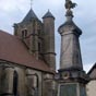 la collgiale de Tannay sous un autre angle...avec le monument aux morts.