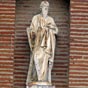 Saint Andr orne le devant de l'glise.