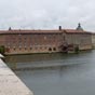 Nous quittons Toulouse en suivant les balises europennes et passons devant l'Htel-Dieu-Saint-Jacques. Dj en fonction ds le XIIe sicle sur la rive gauche de la Garonne, il devient le plus grand hpital toulousain  la suite de ses nombreux agrandissements aux XVIIe et XVIIIe sicles. 