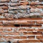 Elle symbolise la ville rose ; la brique...L'histoire de la construction de Saint-Sernin prouve que les Toulousains prfrnt d'abord la pierre et ne vinrent  l'architecture de brique (les remparts romains taient dj construits avec ce matriau) que par ncessit. Ils avaient beaucoup de tuiliers mais peu de carrires. Mais cela tant, ils devinrent les matres d'un nouvel art. 