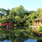 Nous achverons cette journe toulousaine en nous octroyant un moment de dtente dans de trs beaux jardins. Le jardin japonais de Toulouse est un parc class jardin remarquable de France se situant au nord du centre-ville, dans le quartier de Compans Cafarelli. Ce jardin a t cr en 1981 pour rpondre au souhait de Pierre Baudis durant son mandat  la mairie de Toulouse. Ce parc clos de 7 000 m fait partie d'un espace vert de 10 hectares en plein cur du quartier rcent de Compans-Caffarelli. Assez rare dans une ville mridionale telle que Toulouse, ce jardin propose des varits botaniques de l'extrme-orient. Conu par le bureau d'tude du service des jardins et des espaces verts comme un lieu de mditation, on y trouve un jardin minral, un pont en bois rouge typiquement japonais reliant un lot qui reprsente allgoriquement le paradis. Il s'inspire des jardins crs  Kyoto entre le XIVe sicle et XVIe sicle, correspondant aux poques de Muromachi et d'Edo. Il est isol du reste du parc grce  des rideaux de verdure et une colline offrant une certaine intimit.
