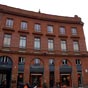 La place du Prsident-Thomas-Wilson se situe  l'entre est du centre-ville de Toulouse. Elle prolonge les alles Jean-Jaurs, reliant le cur de la cit au canal du Midi. Construits autour de la place, des cafs et des cinmas concentrent l'activit nocturne estudiantine. C'est avec la place Saint-Pierre un des lieux anims de Toulouse.