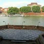 Le Pont de la Daurade est un ancien pont toulousain enjambant la Garonne lgrement en aval du Pont-Neuf. Il reliait l'hpital Saint-Jacques  l'glise de la Daurade, tous deux proprits des bndictins. Il fut rig au XIIe sicle et couvert en 1480. Au XVIe sicle, son mauvais tat fit envisager son remplacement et en 1541 Franois Ier dcida de la construction du Pont-Neuf (achev en 1632). Le pont de la Daurade fut dmoli peu aprs en 1639. La photo prsente la seule pile restante du Pont de la Daurade vue depuis l'Htel-Dieu Saint-Jacques. Des boues indiquent l'emplacement de la seconde.