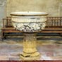 La chapelle des fonts baptismaux contient les fonts composs d'une cuve circulaire reposant sur une base polygonale. Plusieurs inscriptions sont grave sur la cuve ainsi que la date de 1305.