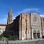 La basilique Saint-Sernin est le plus grand difice roman aprs l'achvement de Cluny. Cette glise a 15 mtres de large, 64 de long au transept, 21 de haut. Elle compte une haute nef de onze traves, deux collatraux, un dambulatoire et neuf absidioles dont cinq rayonnantes. C'est le type mme de l'glise de plerinage destine  recevoir des foules,  abriter des reliques,  multiplier les lieux de prire.