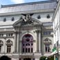 Le Grand Thtre et Opra de Tours : Le Grand Thtre de Tours est construit sur l'ancienne glise des Cordeliers. Ds 1796, cette glise est convertie en thtre de 800 places par un particulier, le citoyen Bcheron. En 1867, la salle est rachete par la municipalit qui la fait dmolir et remplacer par un nouvel ensemble inspir de l'Opra Garnier et conu par l'architecte Lon Rohard.