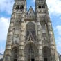 Tours : Cathdrale Saint-Gatien. Elle a t construite entre 1170 et 1547. Lors de sa cration, elle tait situe presque au dbouch du pont franchissant la Loire contrl par le chteau de Tours, sur la route reliant Paris au sud-ouest de la France. Sur le plan architectural, Saint-Gatien, pourtant trs bel difice, n'est cependant pas reconnu comme une des cathdrales gothiques majeures de la France. Mais elle possde un joyau exceptionnel : sa collection de vitraux.