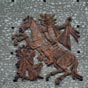 Gros plan sur la reprsentation de Saint Martin situe sur la faade de la Tour Charlemagne