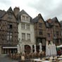 Place Plumereau : couramment nomme  place Plume   et toutes rues alentour, pitonnes, abritent aujourd'hui de nombreux bars et restaurants qui accueillent Tourangeaux, tudiants et touristes.