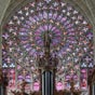Les plus beaux vitraux, blouissants, ornent les chapelles du dambulatoire et les fentres hautes du chur ainsi que les roses du transept. C'est un des plus parfaits ensembles du XIIIe sicle (vitraux  mdaillons) existant en Europe.