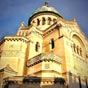 Tours : Basilique Saint-Martin. De l'ancienne basilique, il ne reste que deux tours : la tour Porche (dite de Charlemagne) et la tour de l'Horloge. C'est au XIXme sicle que sera btie l'actuelle glise Saint Martin, de style romano-byzantin, au-dessus de la crypte o reposait le corps du saint vque.