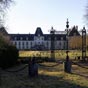 Lurcy-Lvis : Le chteau de Lvis est une demeure du XVIIe sicle difie  l'emplacement d'une ancienne forteresse, dite de Poligny. L'intrt tient  la composition de l'ensemble : une grande cour prcdant le chteau, des communs de chaque ct, deux pavillons d'entre, une chapelle, le corps du chteau, un pont d'entre au-dessus des douves sur plan semi-circulaire, ainsi que les plantations de tilleuls. 