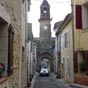  Vauvert: La tour de l'horloge du XIXe sicle , coiffe d'une toiture  quatre pans en tuiles vernisses, comporte une cloche du XVIIe sicle classe monument historique. Cette tour surmonte l'ancienne porte mdivale de Saint Gilles