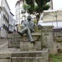 Mondonedo: Sculpture en hommage  Cunqueiro regardant la cathdrale.Romancier, pote dramaturge, journaliste et gastronome espagnol, il est considr comme l'un ders piliers de la littrature galicvienne. Son oeuvre est crite en galicien et en castillan.