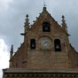 Endommage par un incendie en 1520, par le protestant Montgomery en 1569, puis par la Rvolution, l'glise Sainte-Foy garde d'authentiquement romans, un triple chevet aux fentres en plein cintre histories, et des chapiteaux intrieurs aux motifs animaliers, d'influence espagnole.