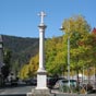 Le Calvaire: C'est une colonne en marbre rige  l'emplacement du noyer sur lequel se runissaient les juges de l'ancienne cour de Licharre, aujourd'hui un carrefour en rond-point.
