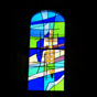 L'glise de Lguevin met en valeur de jolis vitraux modernes...