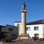 Nous sommes  l'Isle-Jourdain et  dcouvrons une stle concacre  l'vque Saint Bertrand de Comminges (1050-1123) qui naquit en la commune