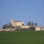Peu avant Auch, se prsente Montgut dominant l'Aron : sur sa colline escarpe, le chteau garde quelques vestiges du XIIIe sicle, mais fut remani au XVIIIe sicle et enrichi  l'poque romantique de terrasses et de tout un arsenal de mchicoulis.