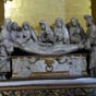 Cette descente au tombeau date de 1500. Les deux vieillards, Nicomde et Joseph d'Arimathie tiennent le linceul du Christ. Joseph d'Arimathie tient la tte de Jsus, Nicomde tient les pieds. Cette disposition est due  la diffrence de statut social des deux personnages : Joseph d'Arimathie est un membre du Conseil du Sanhdrin qui a offert le tombeau, Nicomde est un scribe. Derrire, saint Jean  gauche soutient Marie, mre de Jsus, qui est place prs de la tte. L'vangile de Matthieu cite trois autres femmes : Marie, mre de Jacques le Mineur et de Joseph, Salom, la mre des fils de Zbde Jacques le Majeur et Jean, et Marie de Magdala.  ct de la Vierge, on voit une femme qui porte la couronne d'pines, puis deux saintes femmes dont Marie-Madeleine  l'extrmit droite. Au-dessus, le Trne de Gloire : Dieu le Pre tient entre ses mains le Christ en croix, une colombe symbolisant le Saint-Esprit se trouve entre le Pre et le Fils. Deux gardes surveillent le tombeau.   