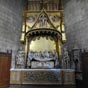 La srie de verrires d'Arnaud de Moles s'interrompt  la chapelle du Saint-Spulcre o se trouve la Mise au tombeau. C'est une uvre qui a t attribue  Arnaud de Moles  cause de la parent de certains dtails du profil des visages.