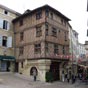 La vieille ville d'Auch nous livre quelques anciennes et superbes maisons...On y accde en gravissant 230 marches (mais elles sont 370 avec les voles doubles;  mi-parcours, une statue de d'Artagnan) de l'escalier monumental qui ne date que de 1863.  