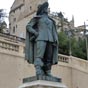 D'Artagnan, de son vrai nom Charles de Batz-Castelmore, comte d'Artagnan, est un homme de guerre franais n entre 1611 et 1615 au chteau de Castelmore, prs de Lupiac, en Gascogne (dans le dpartement actuel du Gers) et mort au sige de Maastricht le 25 juin 1673. Lorsque le jeune Charles de Batz quitte Castelmore pour Paris vers 1630, il dcide d'emprunter le nom de sa mre, Franoise de Montesquiou d'Artagnan. En effet, la famille de Montesquiou est mieux introduite  la Cour que la famille de son pre,  laquelle Artagnan, une seigneurerie de Bigorre, appartient. Il s'engage chez les Cadets des Gardes-Franaises, l'cole Militaire d'alors. M. de Trville, capitaine de la Compagnie des Mousquetaires du Roi, l'affecte  la Compagnie des Essarts des Gardes Franaises  Fontainebleau. Son entre chez les mousquetaires, avec la protection de Mazarin, daterait de 1644, en mme temps que celle de son ami Franois de Montlezun, seigneur de Besmaux prs d'Auch et futur gouverneur de la Bastille. La compagnie des Mousquetaires est dissoute par Mazarin en 1646. Le cardinal charge d'Artagnan, pendant la Fronde, d'un certain nombre de missions auprs des chefs militaires. Louis XIV, qui l'a connu dans ces annes l alors qu'il n'tait qu'un enfant, lui accorde par la suite toute sa confiance, le chargeant de nombreuses missions rclamant diligence et discrtion. Lors de l'exil de Mazarin  Brhl en 1651, d'Artagnan accompagne le ministre. Cette fidlit est paye de retour : en 1652, d'Artagnan est lieutenant aux Gardes-Franaises ; en 1655, il achte 80 000 livres une charge de capitaine, grce  l'argent prt par des fidles de Mazarin, notamment Colbert, alors au dbut de sa carrire.