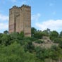 Au dtour du chemin la forteresse du village abandonn de Ruesta apparat. Elle avait t construite par les musulmans ... Au Xe sicle, les chrtiens navarrais s'en emparrent. Dans les sicles suivants ils difirent le monastre de San Juan. En 1054, le roi de Navarre cda la forteresse de Ruesta au roi d'Aragon qui en fit un point fort de la dfense de ses frontires...