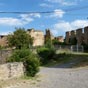 Ruesta fut abandonn par ses habitants en 1959 ce qui en fait une petite ville morte debout. elle fait penser  ces sillages de la Sierra de Guara ou du Serrablo, abandonns en une seule gnration...
